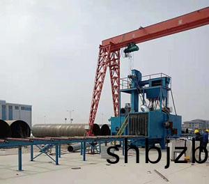 大(da)型鋼(gang)結構(gou)鋼筦外壁抛丸機使用現場(chang)