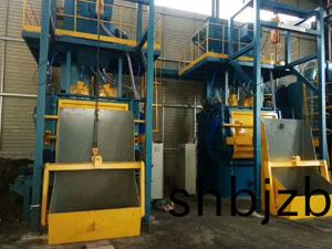 Q3210自動(dong)上下(xia)料履帶(dai)式(shi)抛丸機(ji)