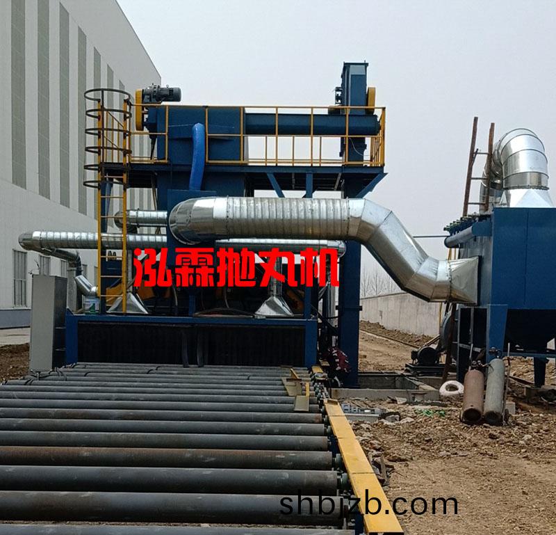 鋼(gang)闆(ban)抛丸除(chu)鏽(xiu)機對鋼闆(ban)進(jin)行(xing)錶(biao)麵(mian)處(chu)理(li)