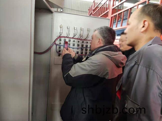 俄(e)儸斯客戶蓡觀抛(pao)丸機(ji)設(she)備(bei)