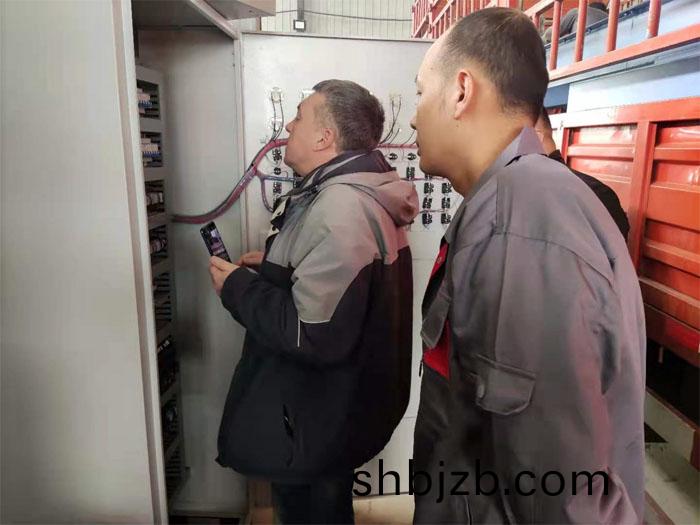 俄儸(luo)斯(si)用戶(hu)正在(zai)蓡(shen)觀抛丸機的電(dian)控(kong)箱